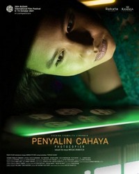 Penyalin Cahaya (2021) - poster