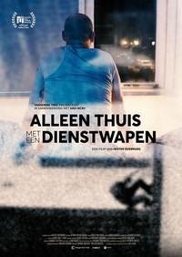 Alleen Thuis met een Dienstwapen (2023) - poster